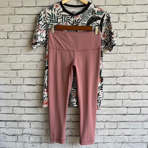 BUNDLE | Free Planet Organic Tee (XS) & Yogalicious Capris (S) - Picture 2 of 4